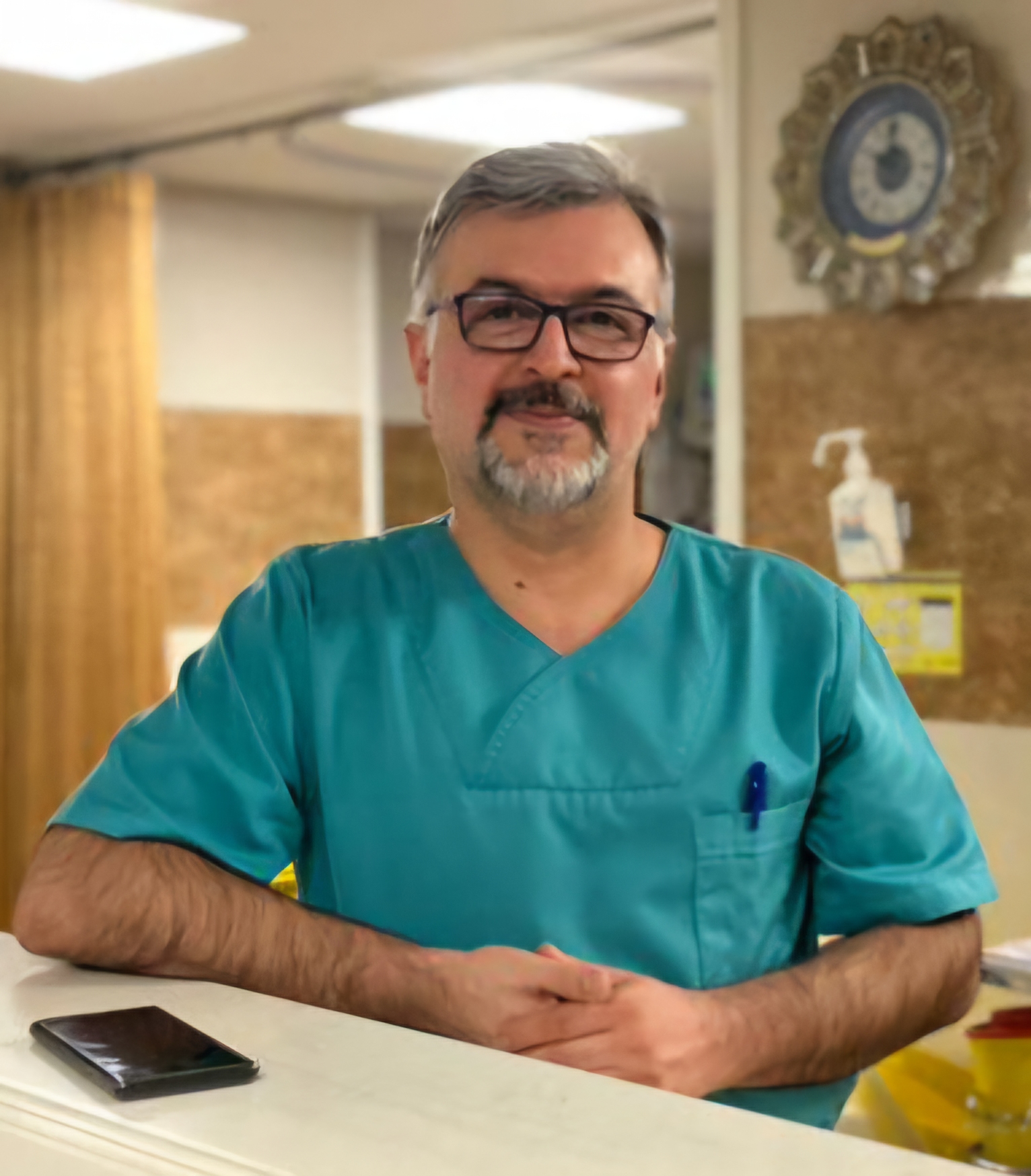 دکتر آروین امیری تخصص بیماری‌های داخلی, فوق تخصص ریه ومراقبت های ویژهicu