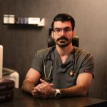 فرزام احمدی پور متخصص قلب و عروق (درمان واريس)